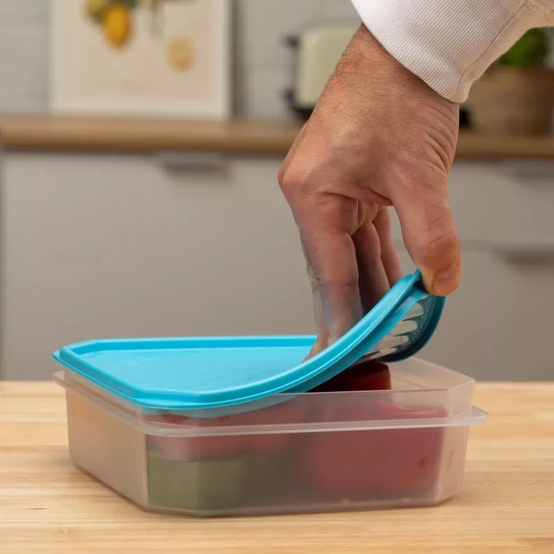 Tupper Tatay Top Flex 1161100 1,3 L turquesa con tapa flexible y diseño apilable ideal para almacenar alimentos.