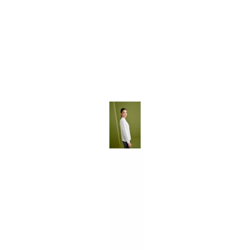 Chaquetilla Slim Fit 10 SRA T-L 04125 BCO blanca de tejido ligero con diseño moderno y cómodo.