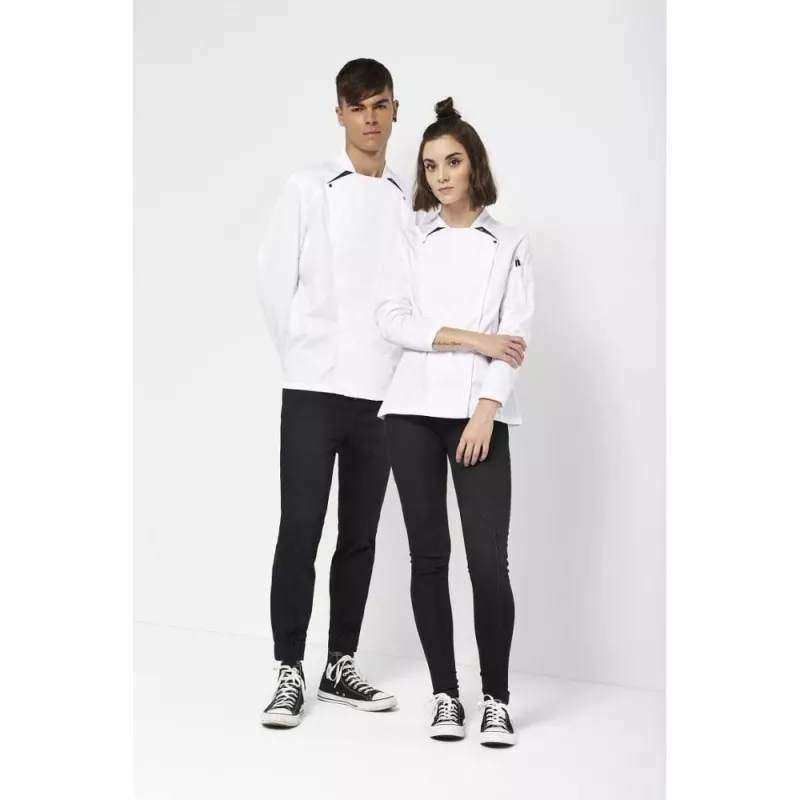 Chaquetilla Regular Fit 10 CBO T-L 04121 BCO blanca de tejido ligero con cierre frontal y diseño moderno.
