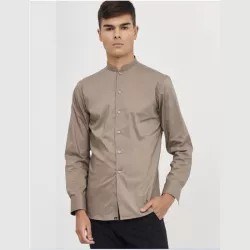 Camisa camarero Monza 02139 visón talla 06 de poliéster, diseño con cuello mao y acabado liso.
