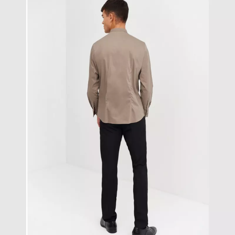 Camisa camarero Monza 02139 visón talla 06 cuello mao de tejido suave y moderno diseño ajustado.