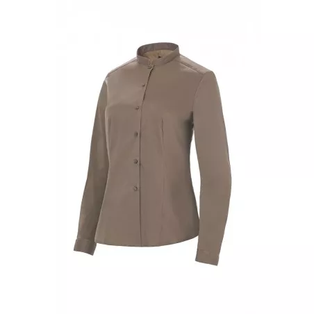 Camisa camarera Monza 02255 visón talla 44 en tejido suave con cuello mao y cierre de botones.