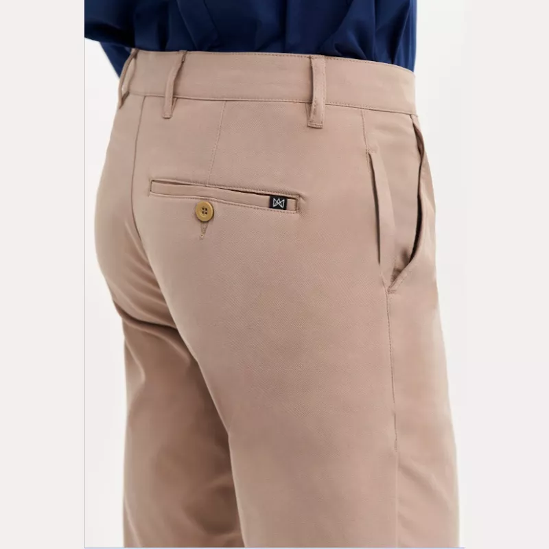 Pantalón chino camarero Monza 04019 camel T-46 con tejido resistente y acabado elegante, diseño moderno y funcional.