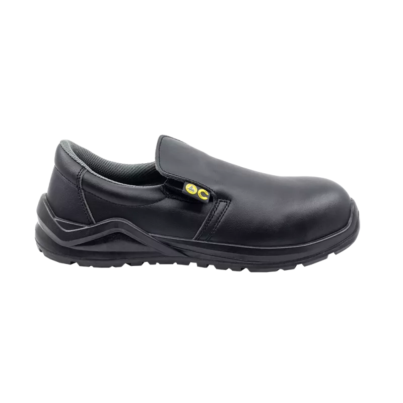 Zapato antideslizante Calima Cook 9251 negro S2 ESD T-45 de cuero con diseño cómodo y suela resistente.