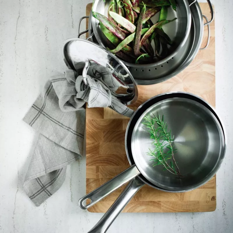 Cazo recto Lacor Basic 32216 de 16 cm y 1,5 L, acero inoxidable pulido, diseño clásico y fondo uniforme.