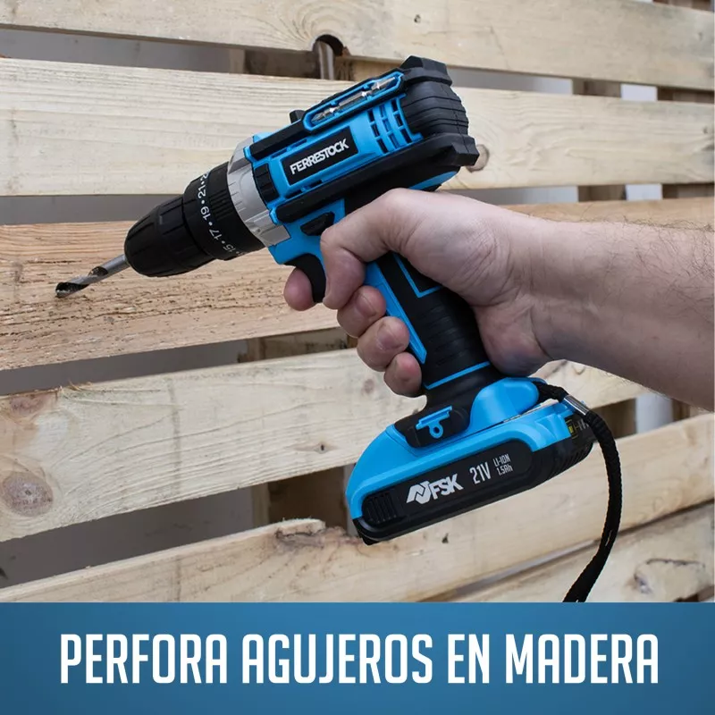 Taladro percutor Ferrestock FSKTAB101 21 V 1,5 Ah azul con empuñadura ergonómica y potente motor para perforar madera.
