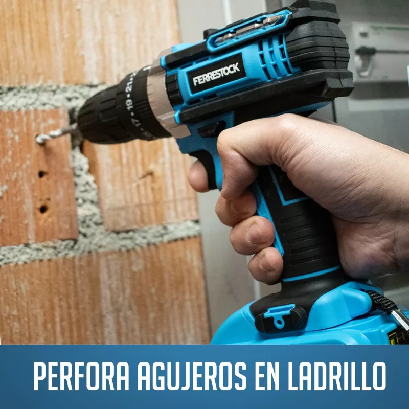 Taladro percutor Ferrestock FSKTAB101 21 V 1,5 Ah azul, diseño ergonómico y potente para perforar ladrillo.