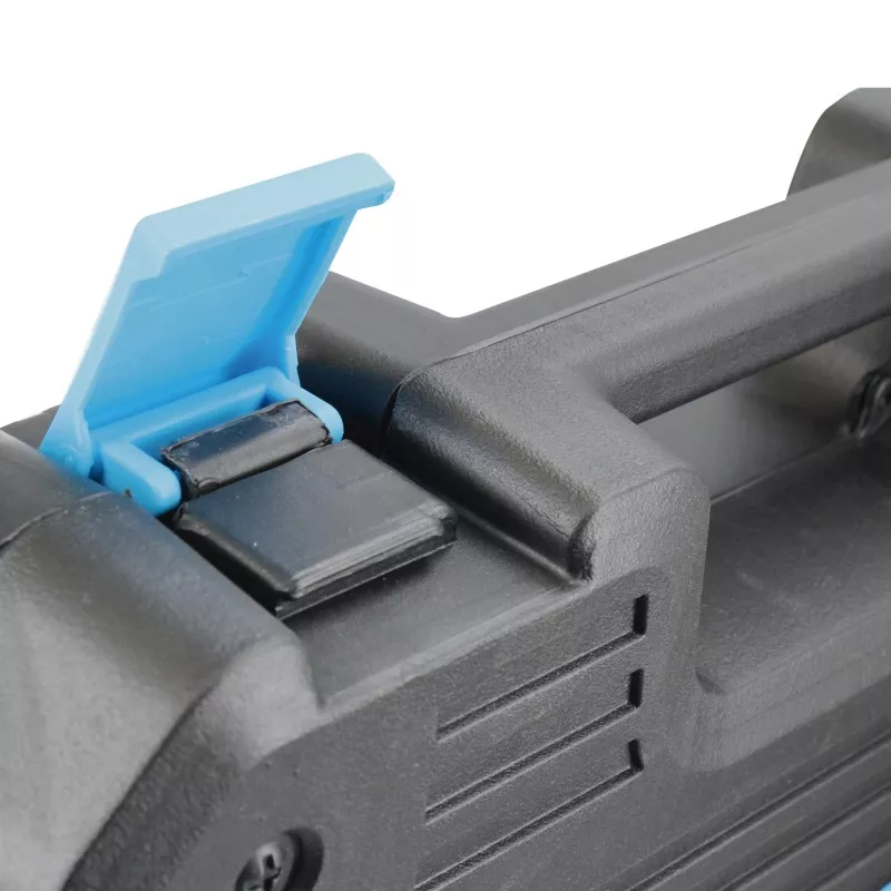 Maletín de herramientas Ferrestock FSKJH124 124 piezas en plástico resistente negro con cierre de seguridad azul.