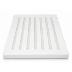 TABLA CORTAR PAN CON CAJON de madera blanca con superficie lisa y ranuras para facilitar el corte y almacenamiento.