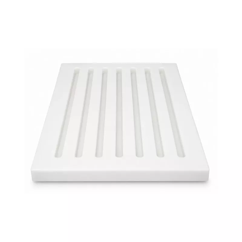 TABLA CORTAR PAN CON CAJON de madera blanca con superficie lisa y ranuras para facilitar el corte y almacenamiento.