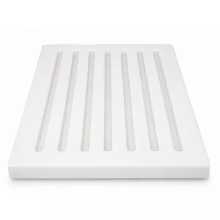 TABLA CORTAR PAN CON CAJON de madera blanca con superficie lisa y ranuras para facilitar el corte y almacenamiento.