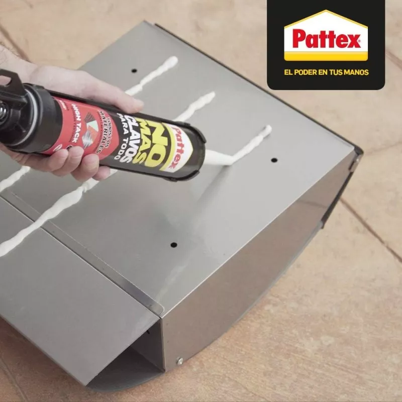 Pistola para cartuchos Pattex C-9 850799 hasta 310 ml de plástico robusto color negro con diseño ergonómico para fácil uso.