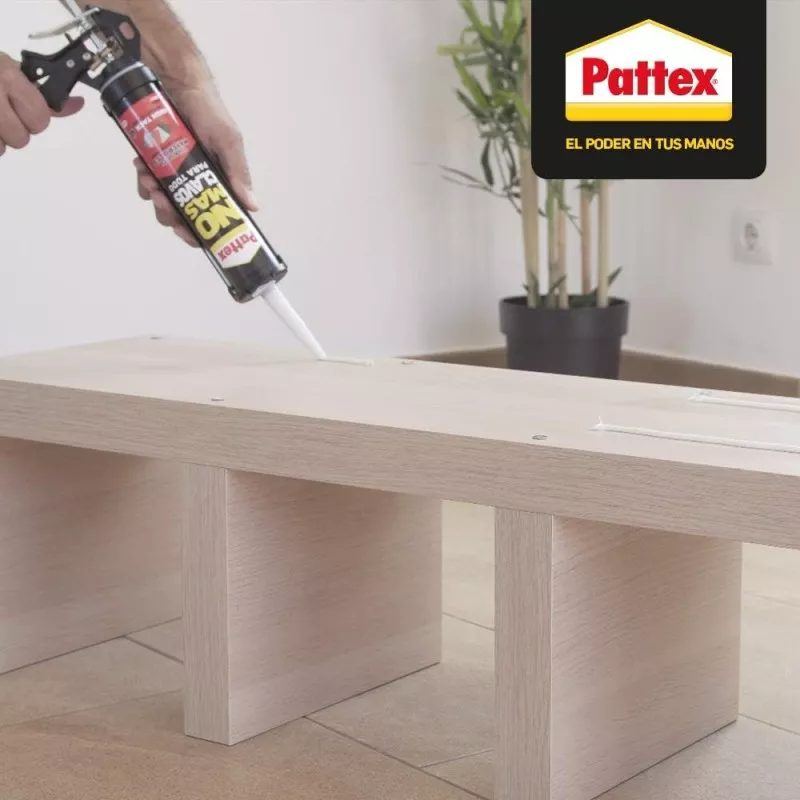 Pistola para cartuchos Pattex C-9 850799 hasta 310 ml de diseño ergonómico y acabado en plástico negro.