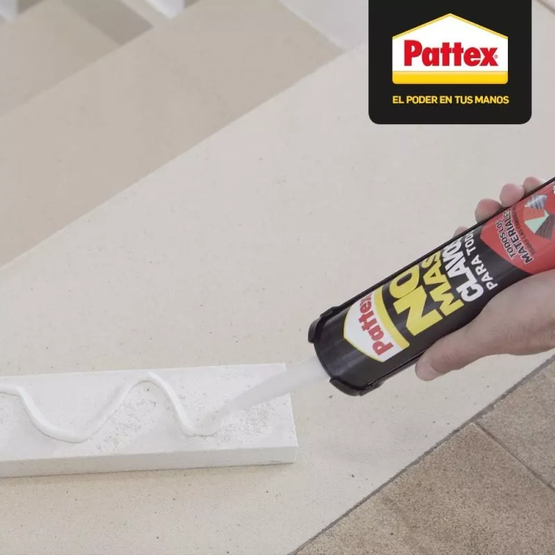 Pistola para cartuchos Pattex C-9 850799 hasta 310 ml, de plástico negro, diseñada para aplicar adhesivos de manera precisa.