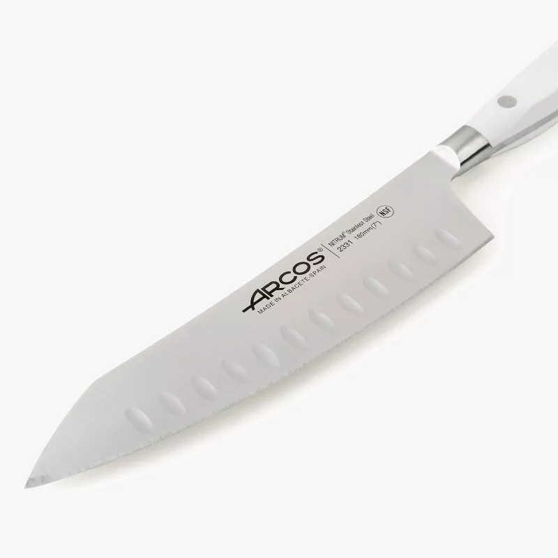 Cuchillo Rocking Santoku Arcos Riviera Blanc 233124 180 mm, acero inoxidable pulido y empuñadura blanca ergonómica.