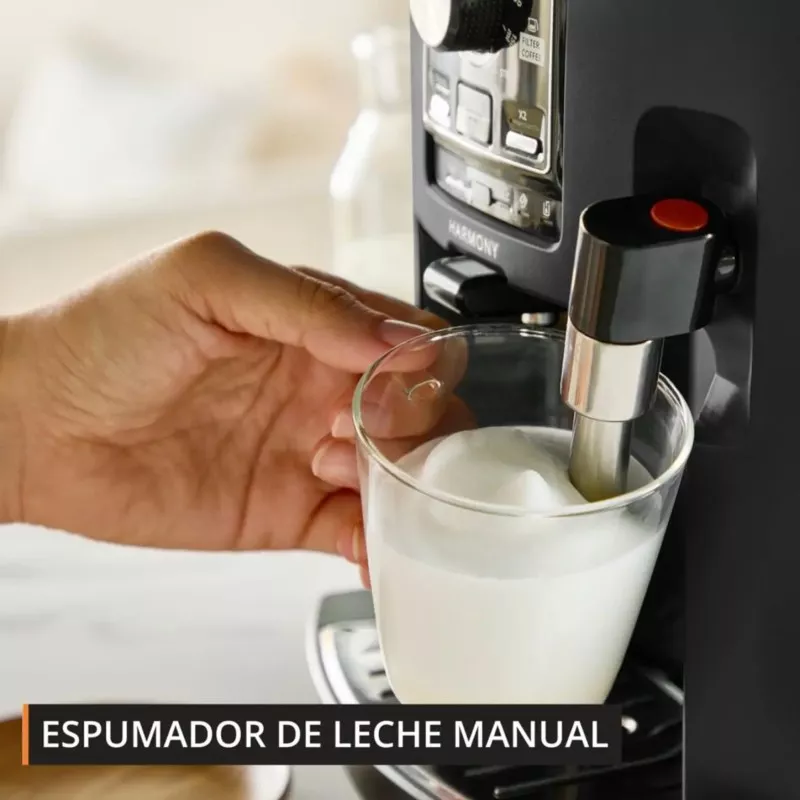 Cafetera superautomática Krups Serenity EA4008 negra con espumador de leche manual y diseño elegante.