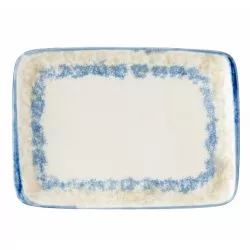 CANTABRO BANDEJA RECT. 25*15 P997066 cerámica blanca con borde azul y diseño artesanal ideal para servir.