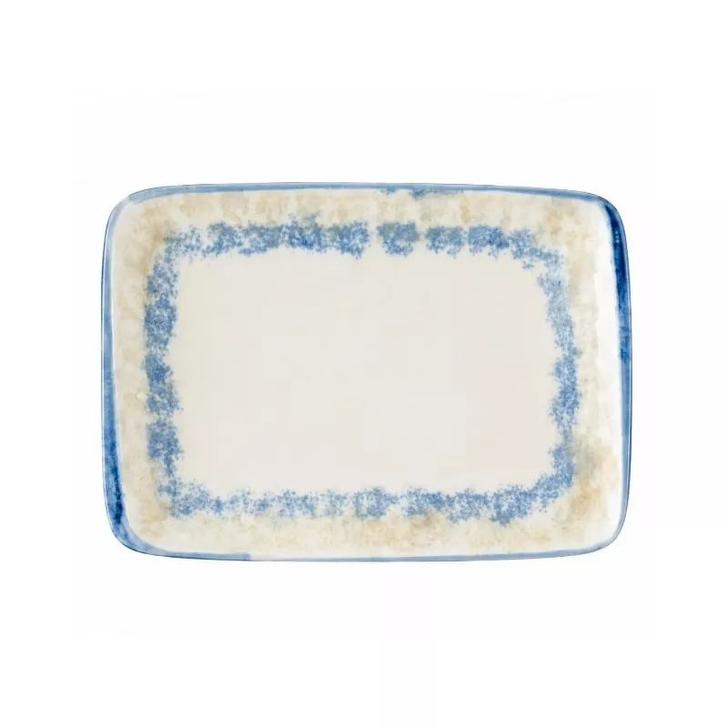 CANTABRO BANDEJA RECT. 25*15 P997066 cerámica blanca con borde azul y diseño artesanal ideal para servir.