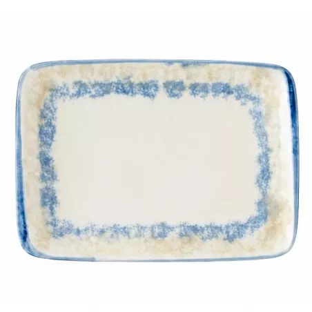 CANTABRO BANDEJA RECT. 25*15 P997066 cerámica blanca con borde azul y diseño artesanal ideal para servir.