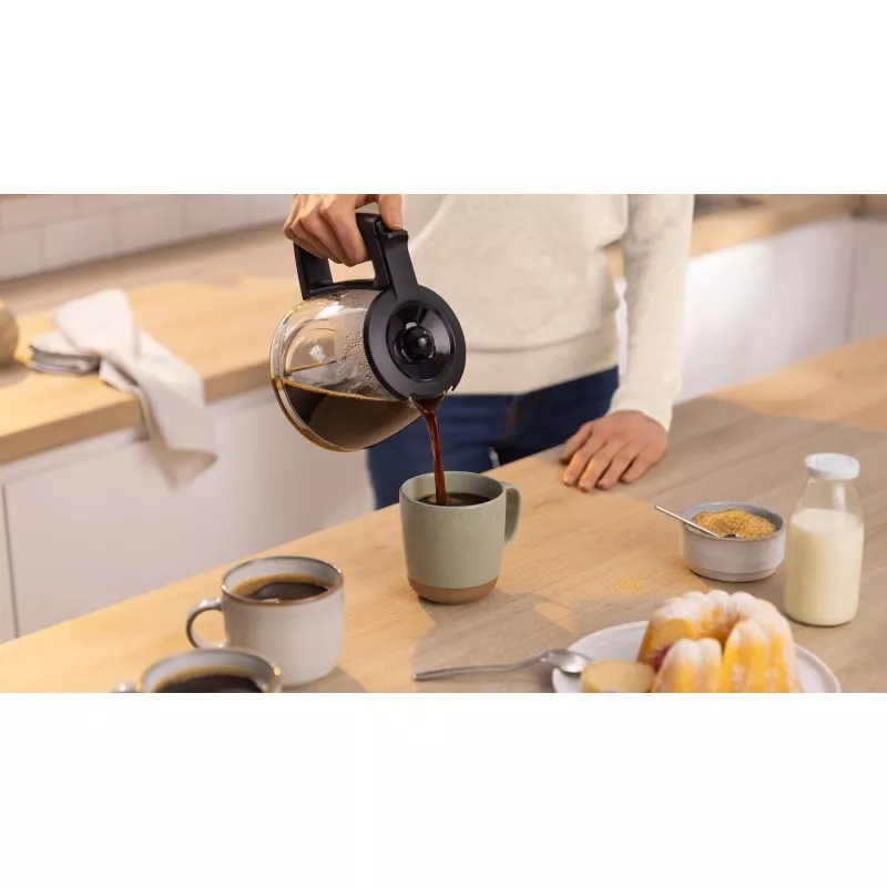 Cafetera Bosch MyMoment TKA2M113 negra de 1,37 L con diseño moderno y acabado mate para preparar café fresco.