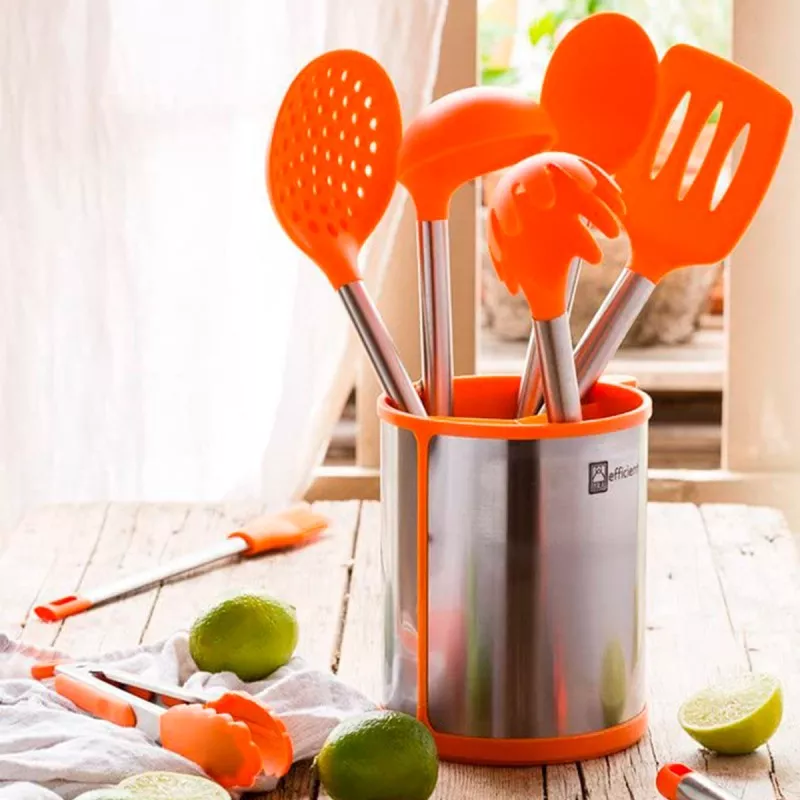 Set BRA Efficient de 5 utensilios con bote de acero inoxidable y utensilios de silicona naranja en diseño funcional.