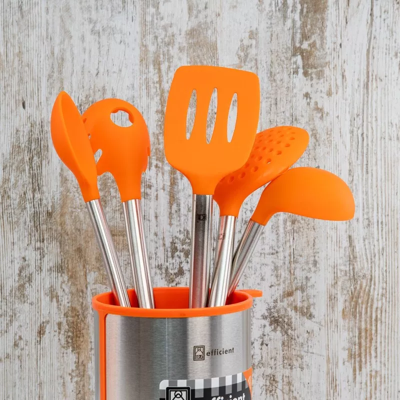 Set BRA Efficient de 5 utensilios con bote en color naranja, incluyen espátula, cucharón y pinzas de silicona.