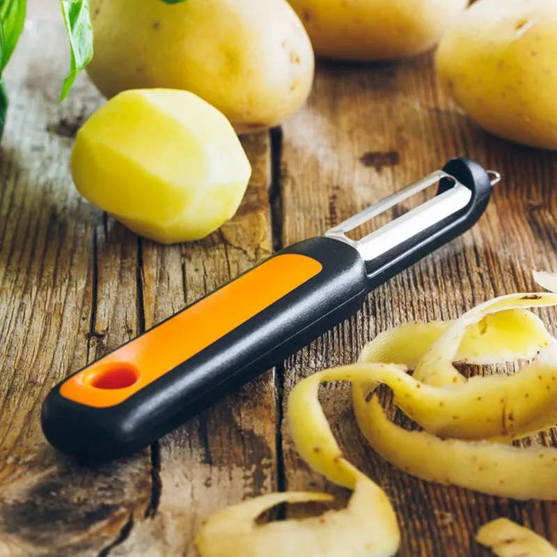 Set de 3 peladores BRA Efficient A195017 con mango ergonómico negro y acero inoxidable, ideal para verduras y frutas.