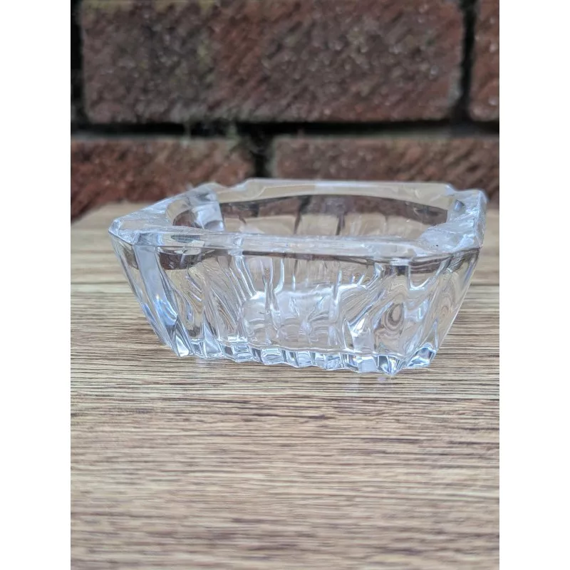 CENICERO BLOIS CUADRADO de cristal transparente con diseño geométrico y acabado pulido elegante.
