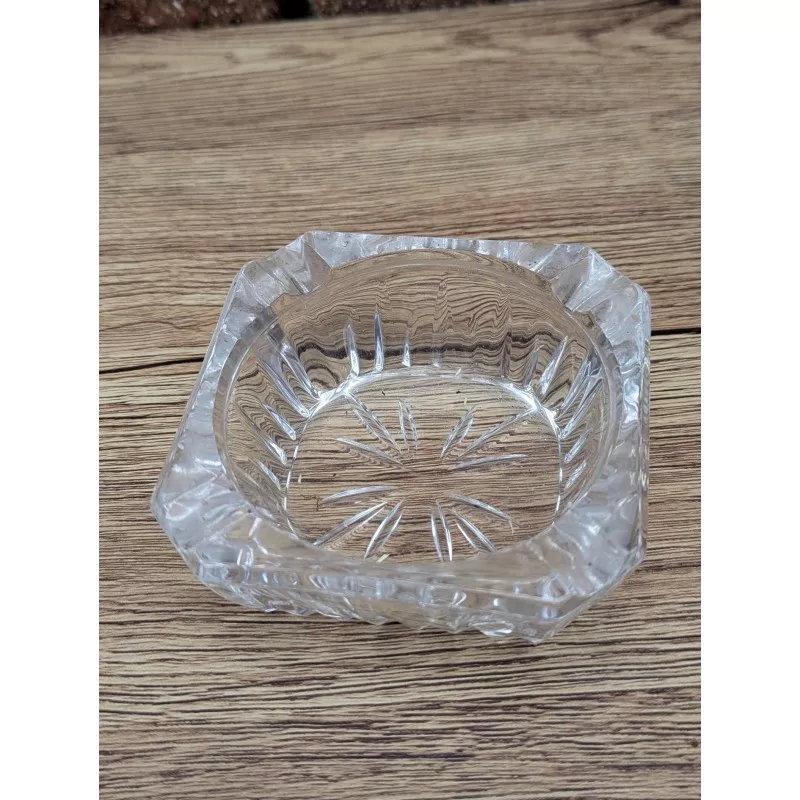 CENICERO BLOIS CUADRADO de vidrio transparente con diseño clásico y acabado tallado 10 cm de diámetro.
