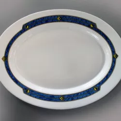 FUENTE OVAL 22 HARMONIA ASTRAL porcelana blanca con borde azul decorativo y detalles en amarillo.