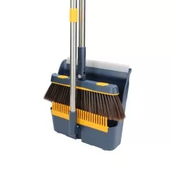 ESCOBA + RECOGEDOR PLEGABLE HOCL010 en colores azul y amarillo, fabricado en plástico resistente con diseño ergonómico.