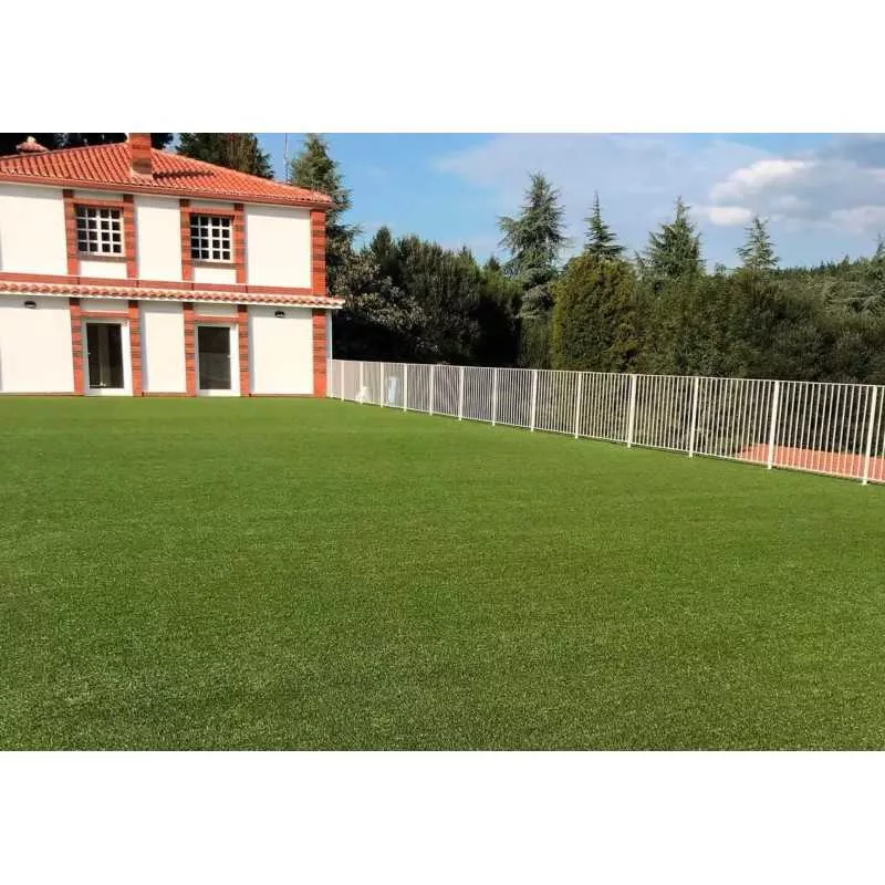 Césped artificial Realturf BasicPlus 20 mm (1 m2) de color verde natural, resistente y fácil de mantener.