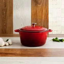 Cacerola Bidasoa 30 cm 4,3 L de hierro fundido color rojo con tapa y diseño clásico ideal para guisos.