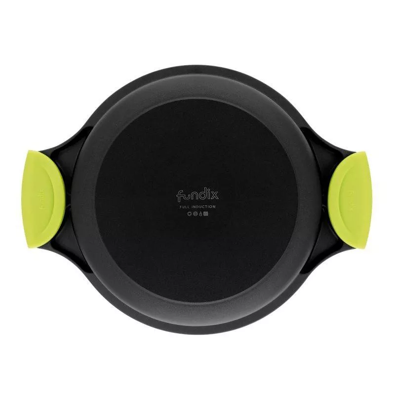 Cacerola baja Fundix 24 cm de aluminio fundido para inducción, color negro con asas verdes ergonómicas.