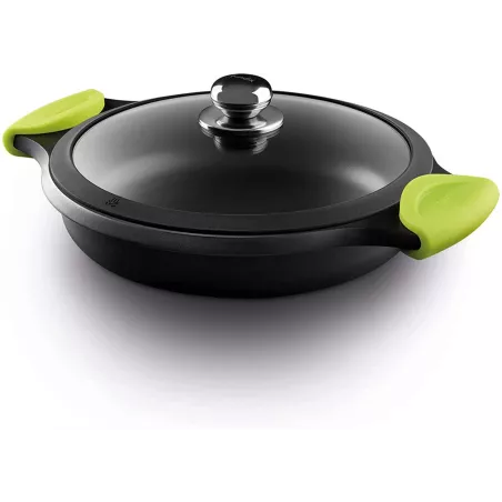 Cacerola baja Fundix 28 cm aluminio fundido inducción color negro con asas verde y tapa de cristal.