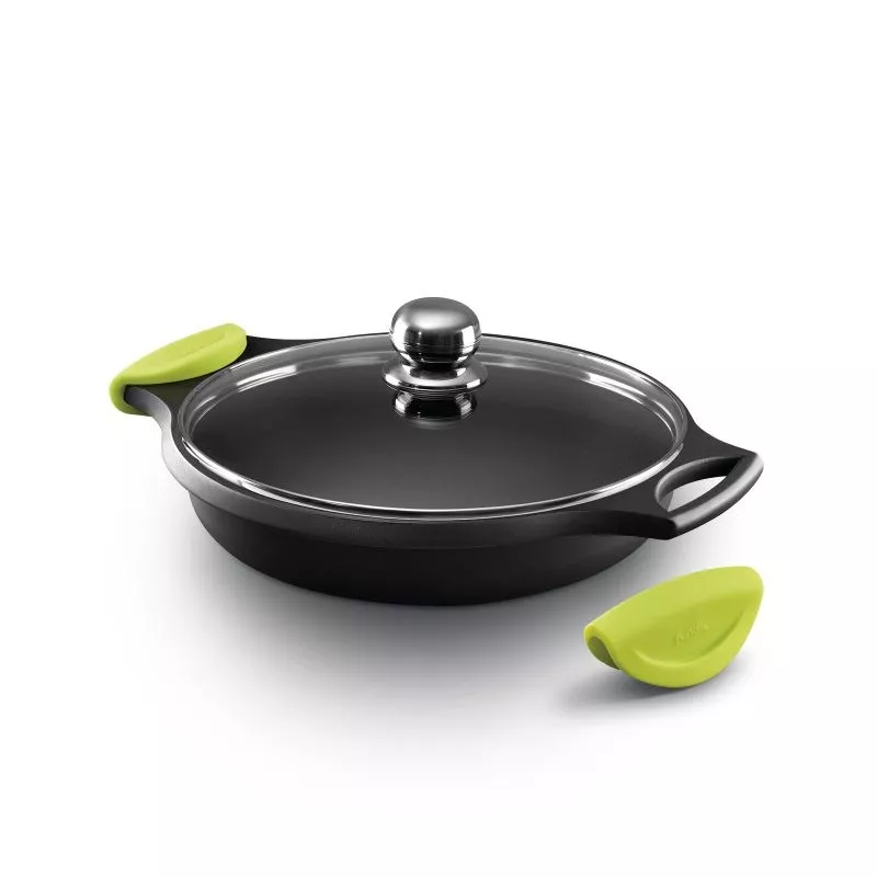 Cacerola baja Fundix 32 cm aluminio fundido inducción color negro con asas verdes y tapa de acero inoxidable.