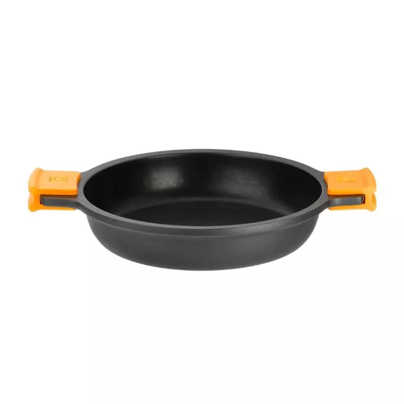 Cacerola baja Bra Efficient 36 cm de aluminio fundido negro apta para inducción con asas naranjas ergonómicas