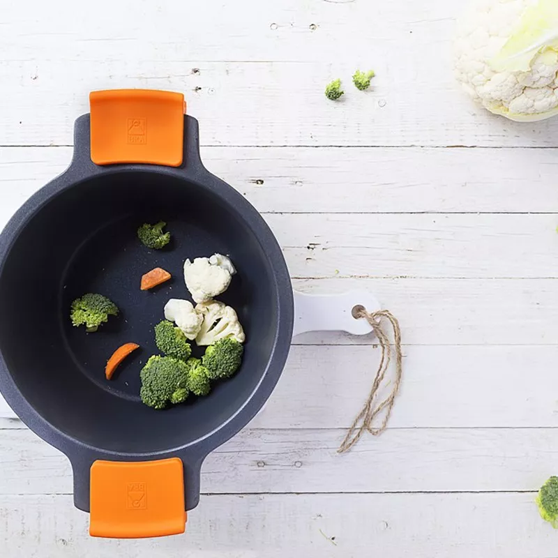 Cacerola alta Bra Efficient 36 cm de aluminio fundido inducción, color negro con asas de silicona naranjas.