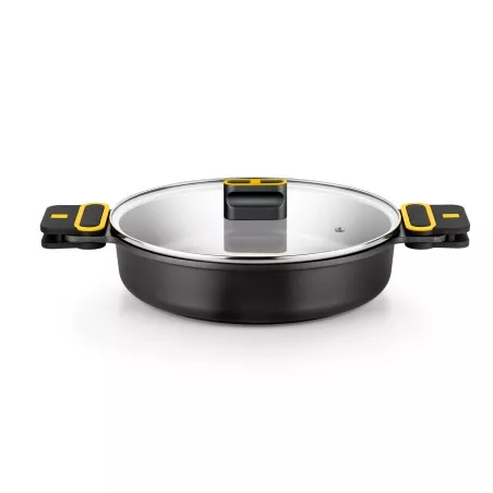 Cacerola baja Bra Daily Pro 28 cm de aluminio inducción con tapa de vidrio y asas ergonómicas en color negro.