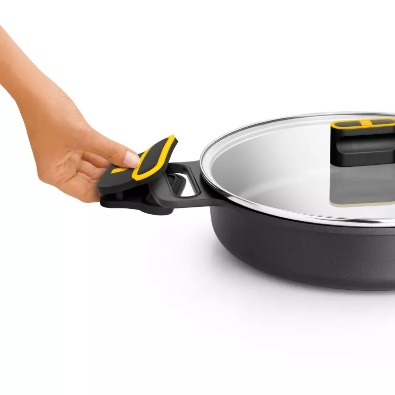 Cacerola baja Bra Daily Pro 36 cm de aluminio inducción con tapa de vidrio y mango ergonómico en color negro