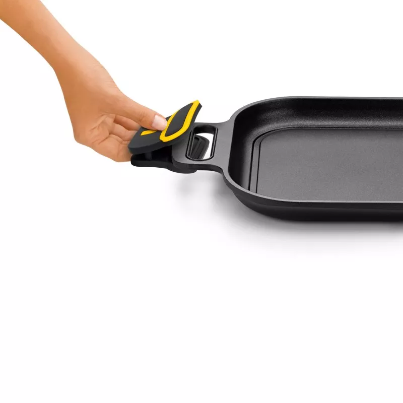 PARRILLA PLANA DAILY PRO 32*24 BRA de hierro fundido con mango ergonómico y superficie antiadherente negra