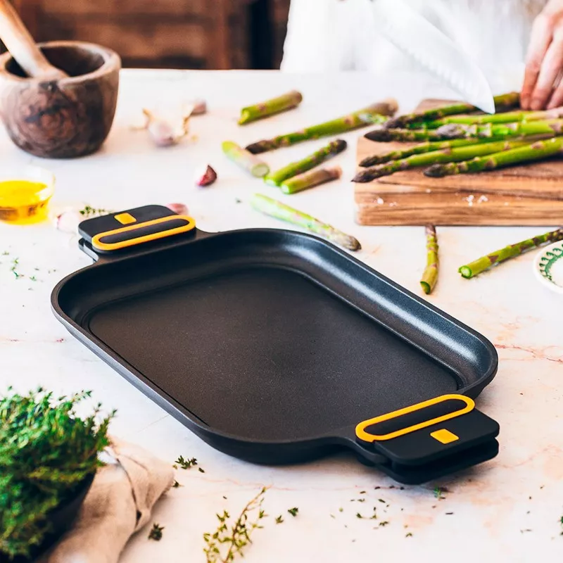 PARRILLA PLANA DAILY PRO 32*24 BRA de hierro fundido color negro con asas ergonómicas y diseño antiadherente.