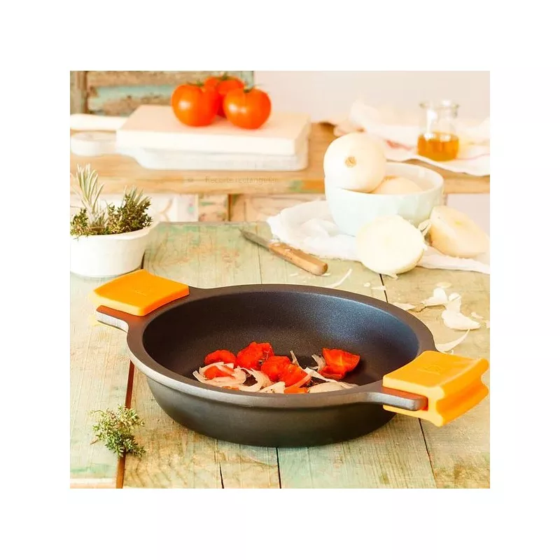 Cacerola baja Bra Efficient 32 cm de aluminio fundido inducción con asas naranjas y acabado antiadherente