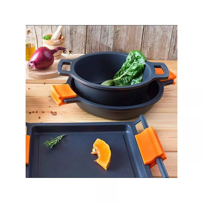 Cacerola baja Bra Efficient 28 cm de aluminio fundido, diseño negro con asas naranjas apta para inducción