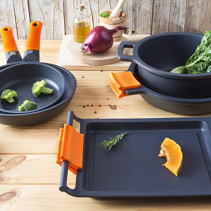 Cacerola alta Bra Efficient 20 cm de aluminio fundido inducción con acabado negro y mango de silicona naranja