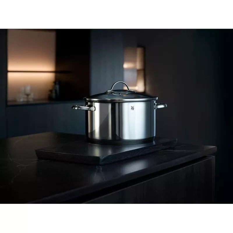 Cacerola baja WMF Provence Plus 24 cm de acero inoxidable con tapa y diseño elegante y moderno.