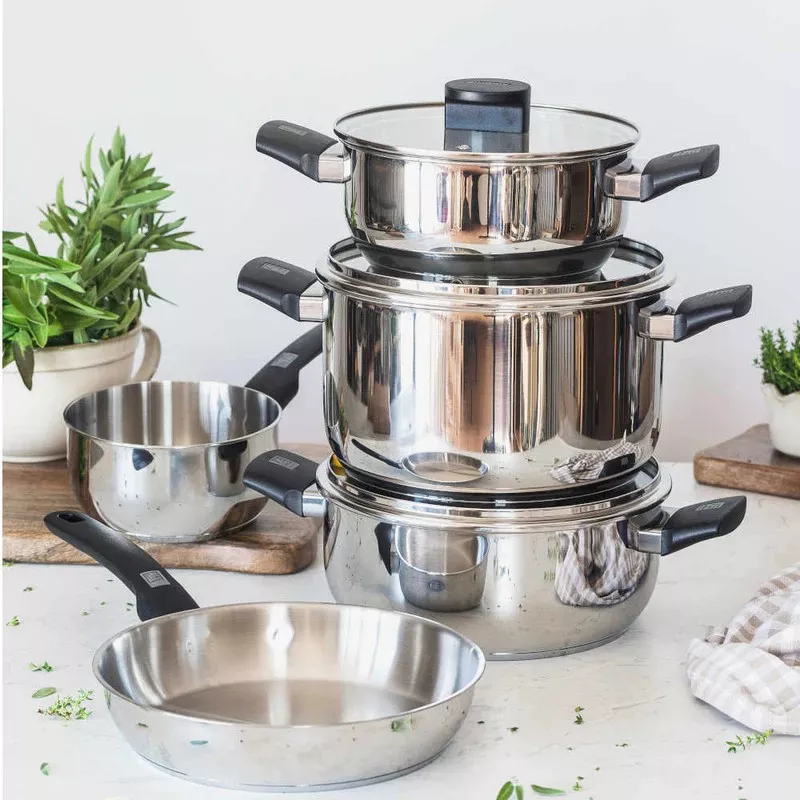 Olla Monix Elite 20 cm acero inoxidable inducción con tapa, diseño pulido y asas ergonómicas para fácil manejo.