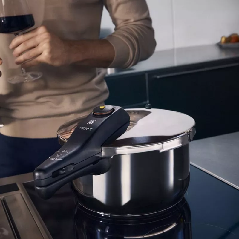 Olla a presión WMF Perfect 8,5L de acero inoxidable con diseño elegante, tapa hermética y base para inducción