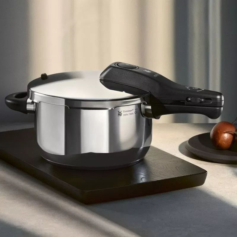 Olla a presión WMF Perfect 3L de acero inoxidable con diseño elegante y mango ergonómico, compatible con inducción
