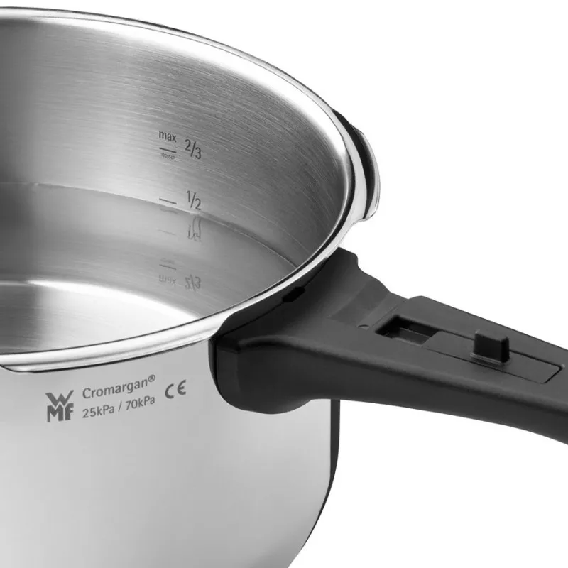 Olla a presión WMF Perfect 3L acero inoxidable inducción con mango ergonómico y graduación interior visible.